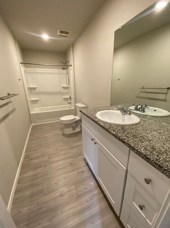 Building Photo - Move in Ready 3 bd/2 ba with bonus rooms!