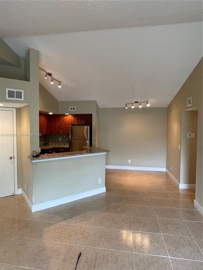 Building Photo - 595 Vista Isles Dr