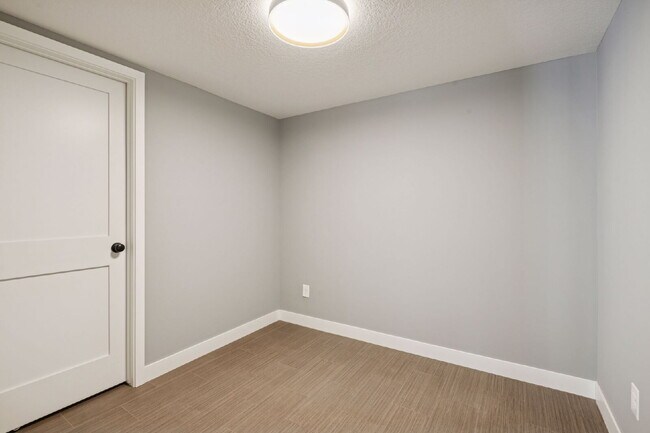 Building Photo - Luxurious 5-Bed/5 Baths, Granite & 3 Car Garage
