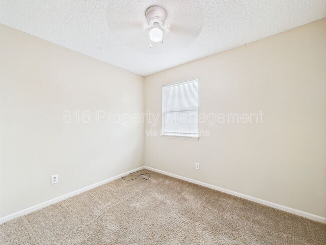 Building Photo - 166 SW Robin Rd