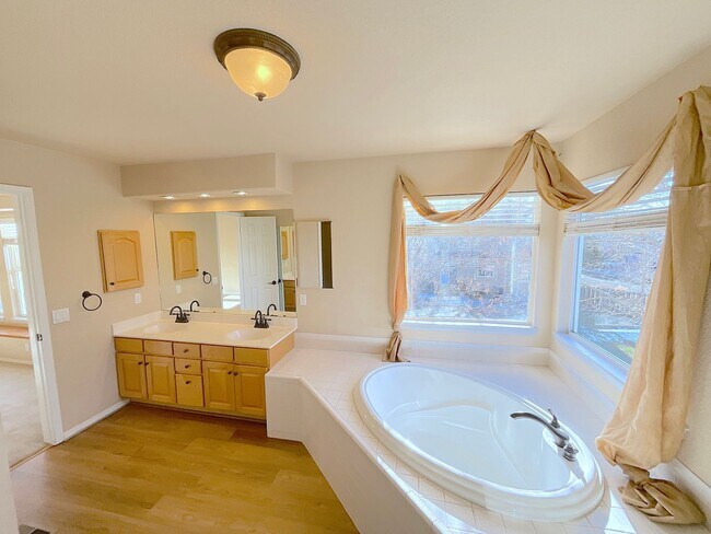 Building Photo - 5 Bedroom Home Available Near Rangewood Dr & Vickers Dr!