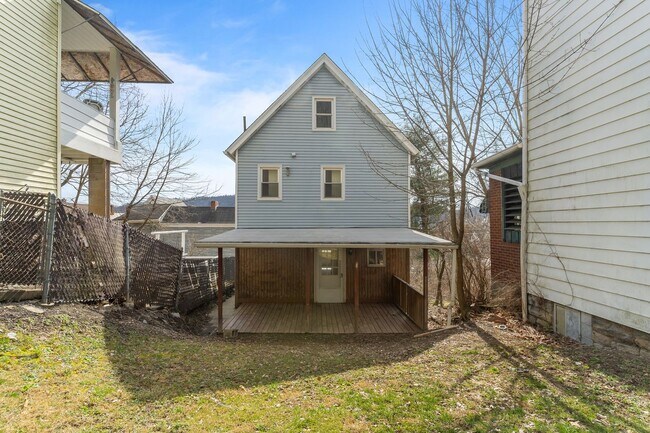 Building Photo - Beautiful Home with Central Air and Main Floor Laundry, Gateway School District