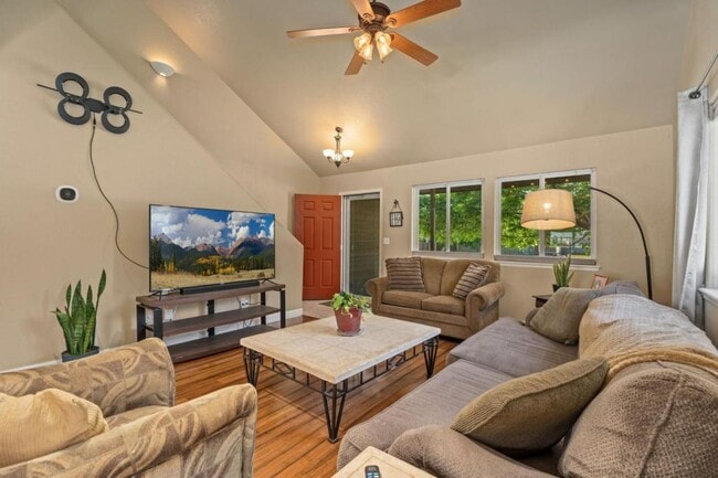 Building Photo - 749 Eagle Dr