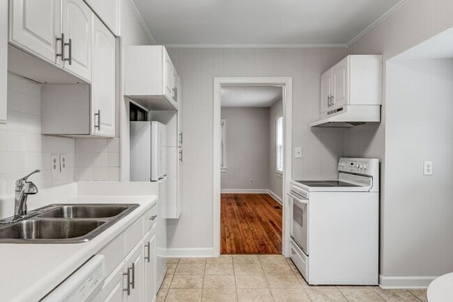 Building Photo - 2 Bed, 2 Bath in the Garden Homes neighborhood of Greensboro!