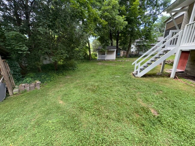 Building Photo - Lovely 4 Bedroomin a Quaint and Quiet Neig...