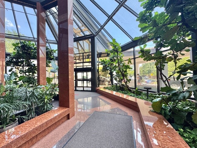 Building Photo - ARLINGTON CONDO - Sleek Sophistication Mee...