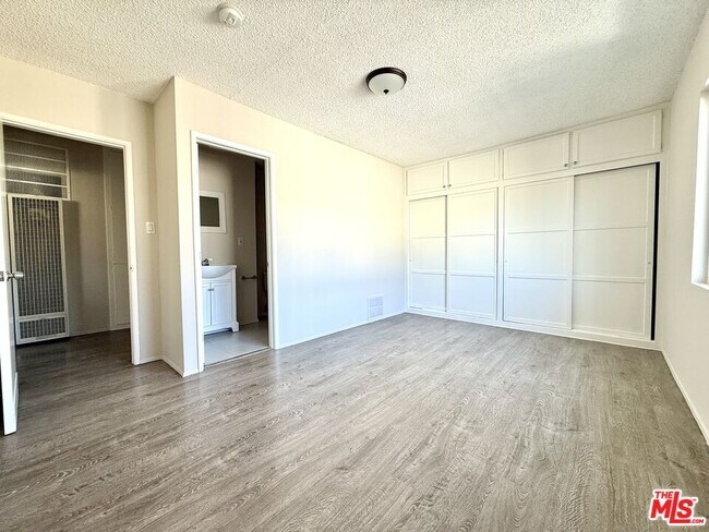 Building Photo - 854 S Sherbourne Dr