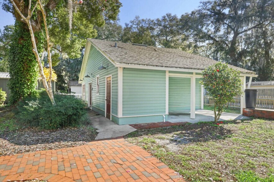 Building Photo - 205 SE 7th St