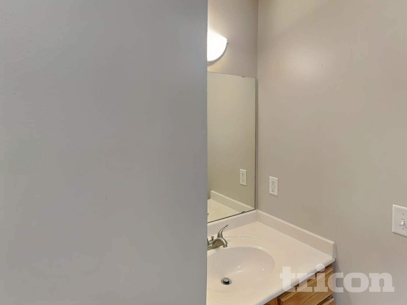 Building Photo - 7010 S Park Dr