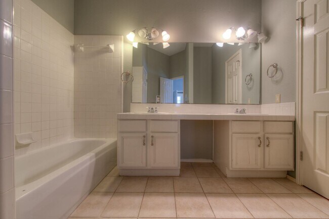 Building Photo - Great home with easy maintenance flooring.