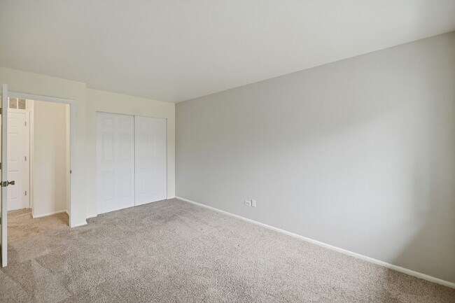 Building Photo - $1,645.95, 2 bed, 1.5 bath, located in Lakewood with Washer and Dryer