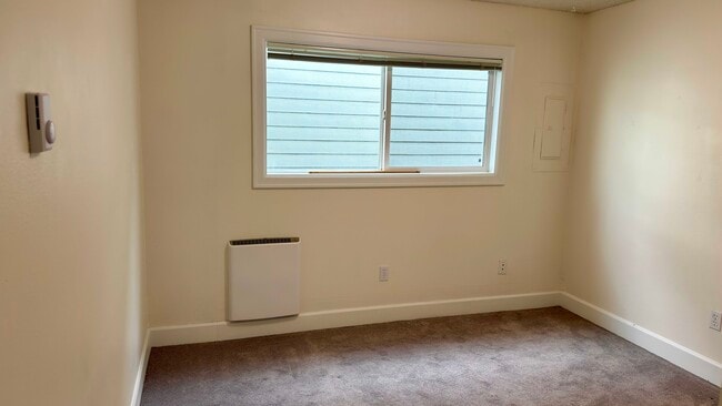 Building Photo - 3318 Beach Dr SW