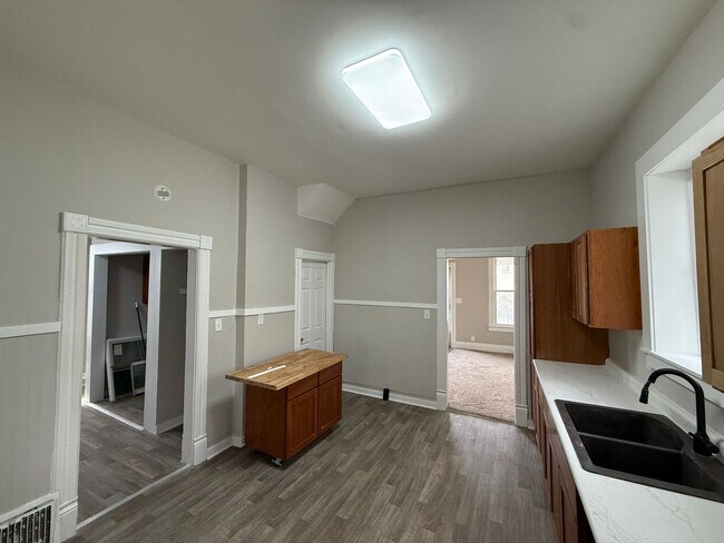 Building Photo - 938 W Edwards St