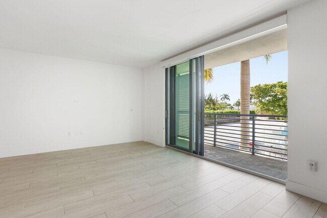 Building Photo - 111 SE 1st Ave