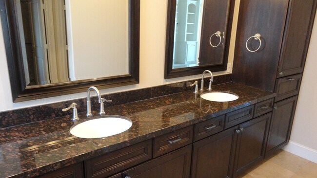 Building Photo - 2101 Elmen St