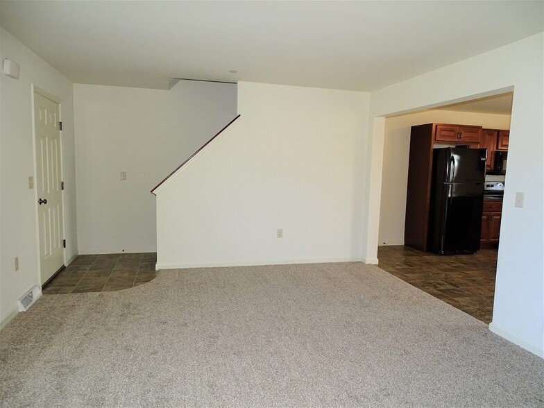 Building Photo - 336 Meadow View Dr