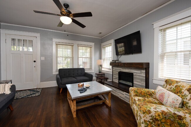 Building Photo - Fully Furnished Super Cute