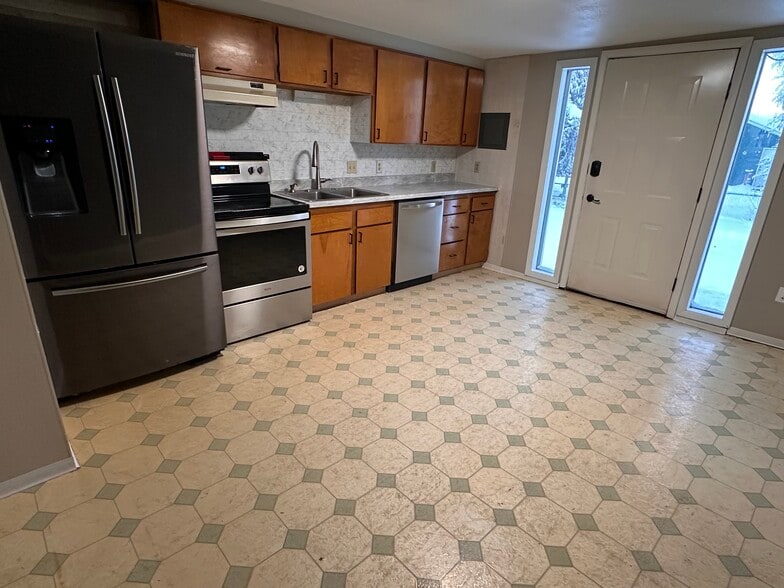 Building Photo - 150 Charles St