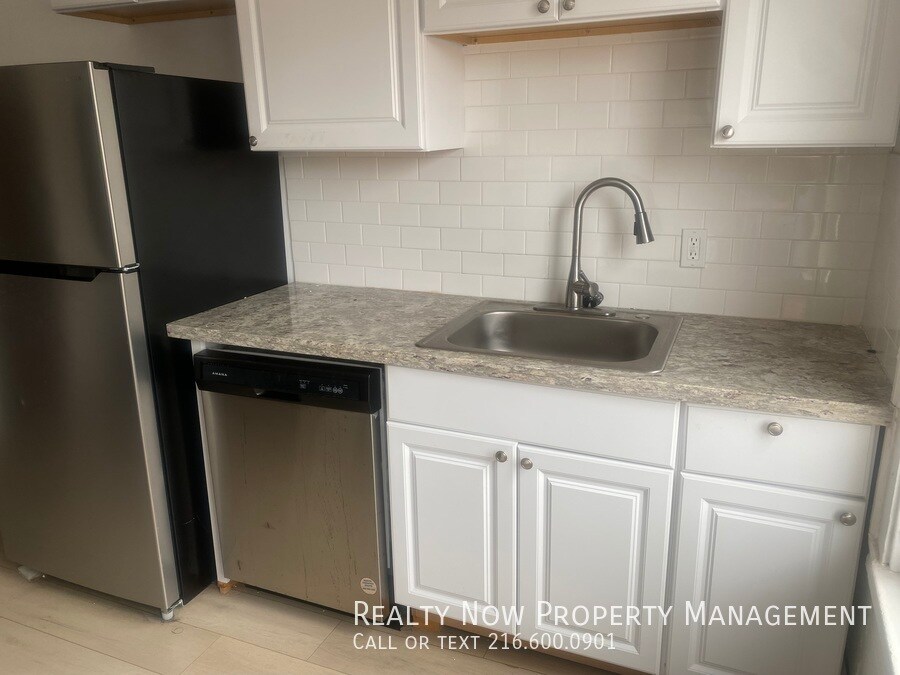 Building Photo - 11871 Lake Ave