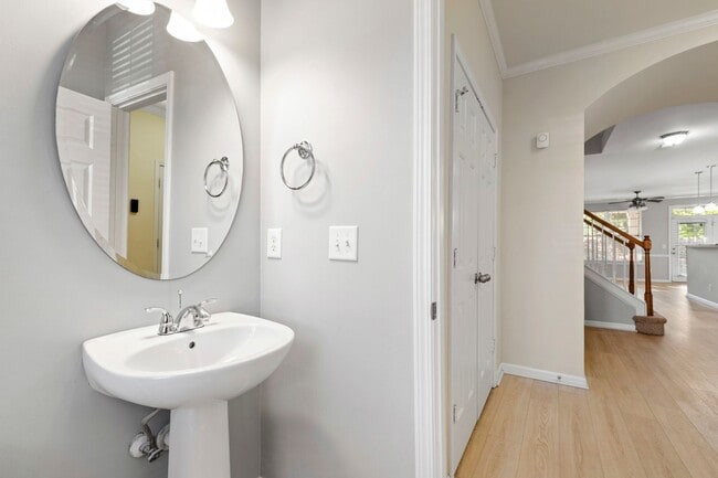 Building Photo - Charming 2-Bedroom Townhome in Desirable R...