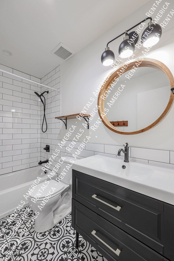 Building Photo - 1360 W Esplanade St