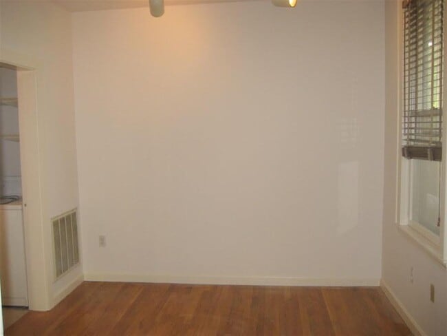 Building Photo - 339 Broadway