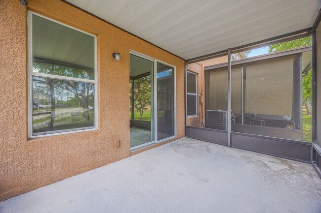 Building Photo - 3 Bedroom 2 Bathroom Townhouse