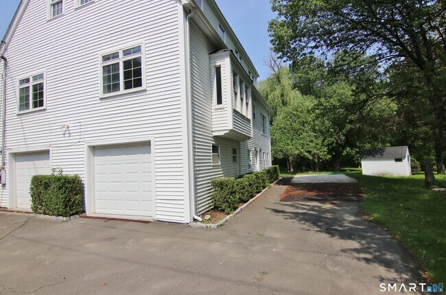 Building Photo - 821 Long Ridge Rd