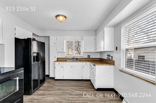 Building Photo - 913 25th St