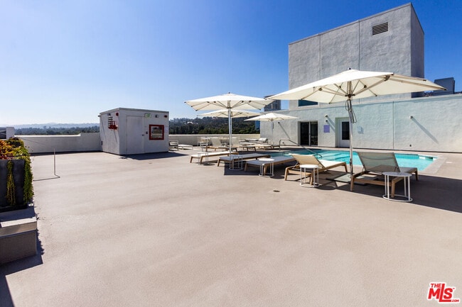 Building Photo - 838 N Doheny Dr