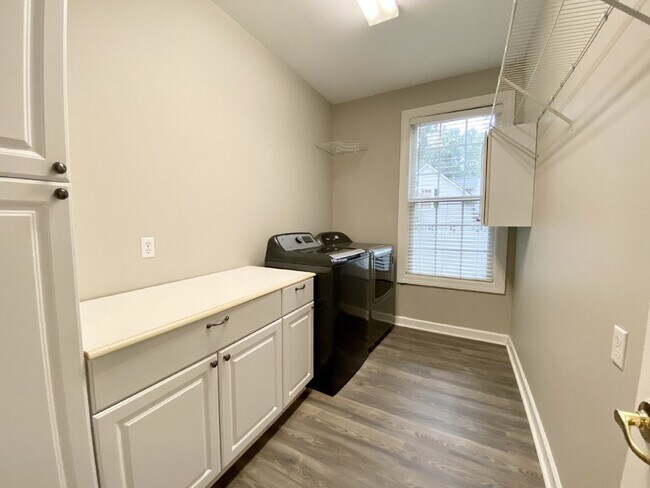 Building Photo - 4-Bedroom Home with Loft and Office for Re...