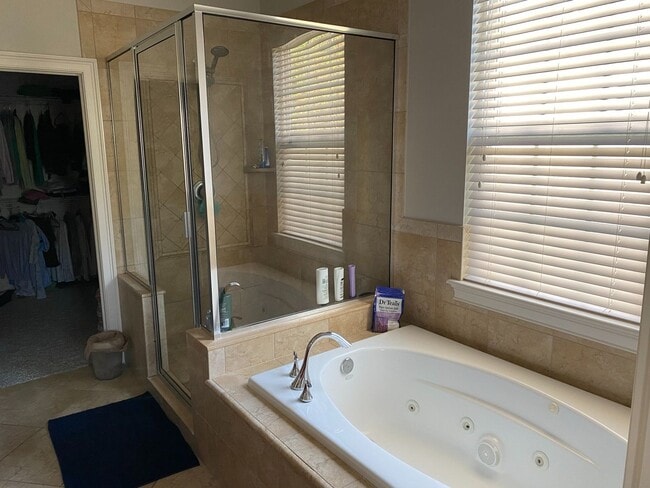 Building Photo - Secluded 4 Bed 3.5 Bath Near MacDill