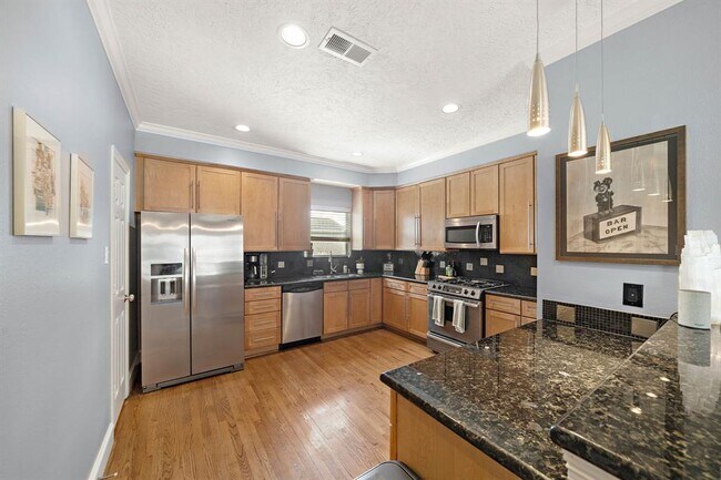 Building Photo - 909 W 21st St