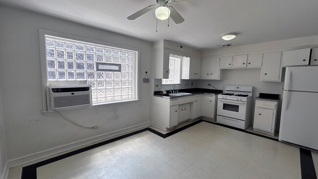 Building Photo - 7228 S Phillips Ave