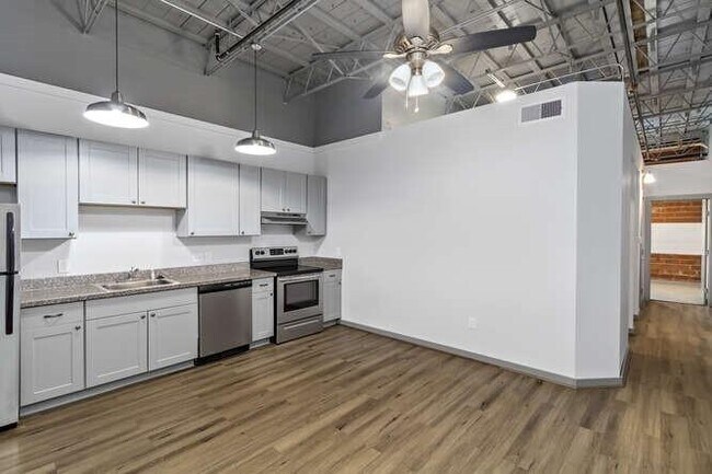 Building Photo - 612 E Texas Ave