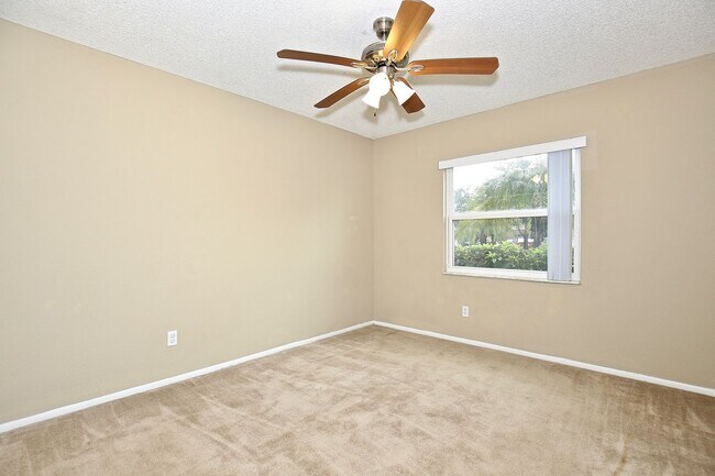 Building Photo - Beautiful 2/2 Condo with Full Lawn Care Included Located in Hawthorne Village – Orlando!
