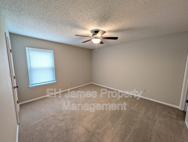 Building Photo - 316 S Ave E