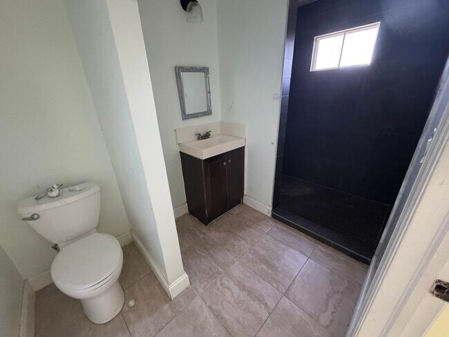 Building Photo - 616 49th St