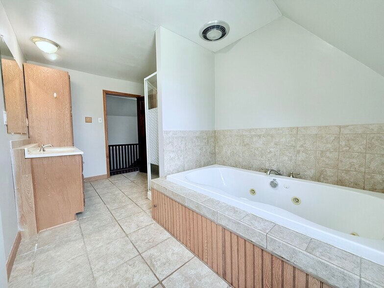 Bathroom - 615 W 2nd St