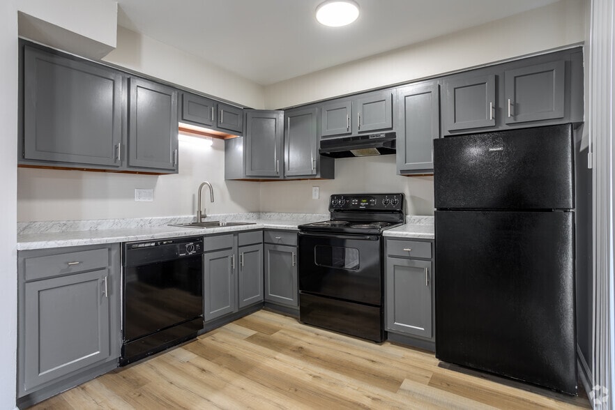 2BR, 1BA - 950SF - Elite - Kitchen - Commons At Waters Edge