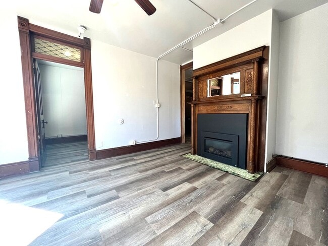 Building Photo - Light Filled Top Floor 1 Bedroom in Unbeatable Hip Strip Location!