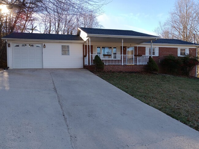 Building Photo - 4 Bedroom / 2.5 Bath Home Johnson City, TN...