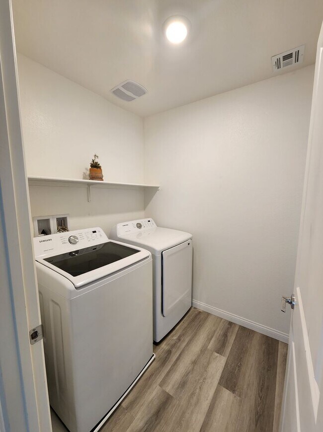 Building Photo - Charming 3BR/2.5BA Home in Las Vegas – Uti...