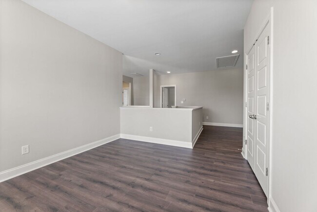 Building Photo - Pristine and Spacious Home in Highly Desirable Winston Pointe