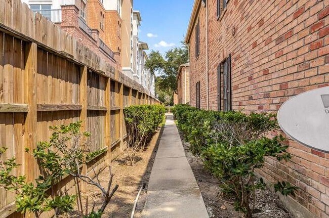 Building Photo - 2255 Braeswood Park Dr