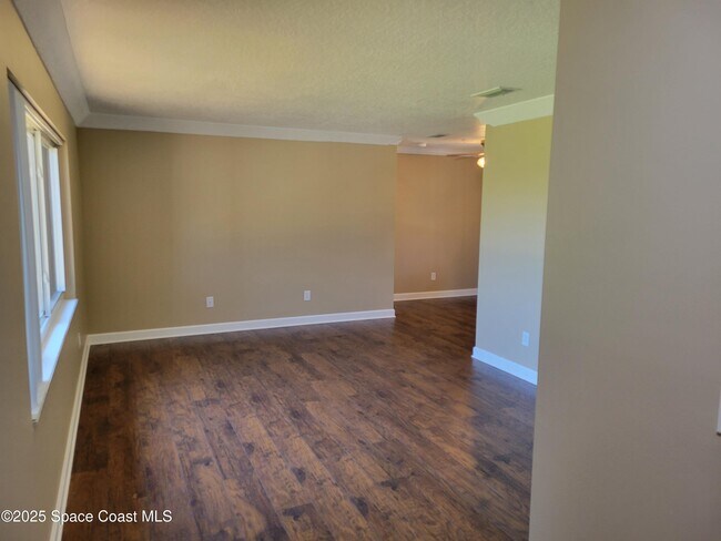 Building Photo - 245 Harbour Dr E