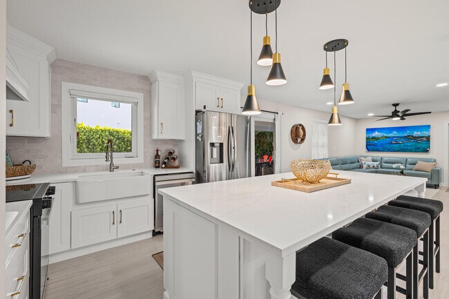 Building Photo - 9165 SE Yacht Club Cir