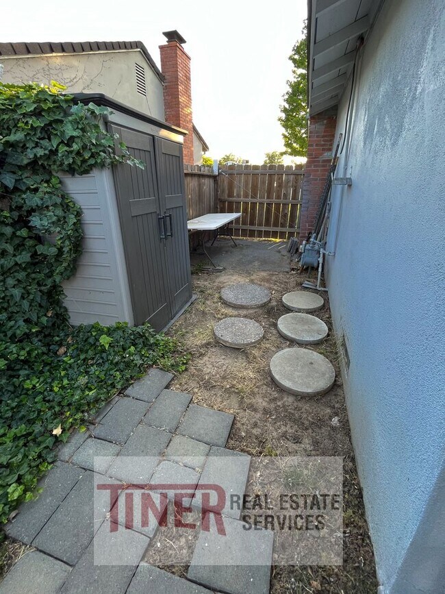 Building Photo - Beautiful Colonial Village Home
