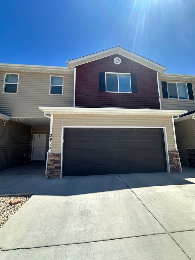 Building Photo - Charming Townhome