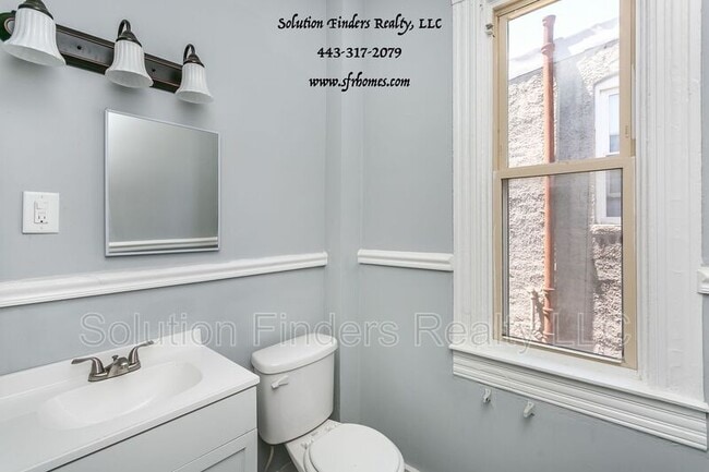 Building Photo - 2740 Parkwood Ave